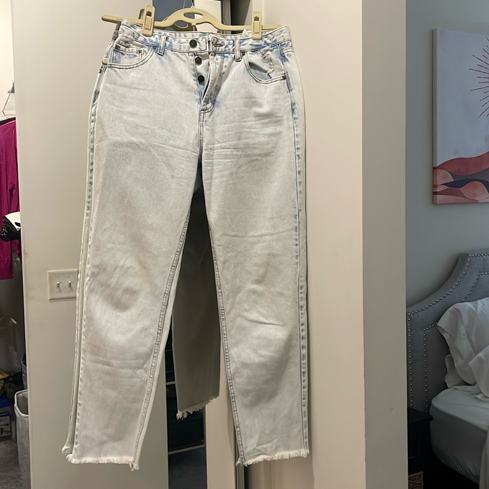 Light wash Pull & Bear cut off straight legged jeans. Size EUR 38